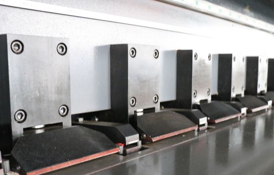 O CNC da chapa metálica cortou a máquina 1250x6000Mm, V vertical UV que sulca a máquina 0.4mm