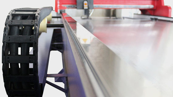 Lados de sulco dois Drictions da máquina quatro do CNC V do corte da plaina 8,5 quilowatts